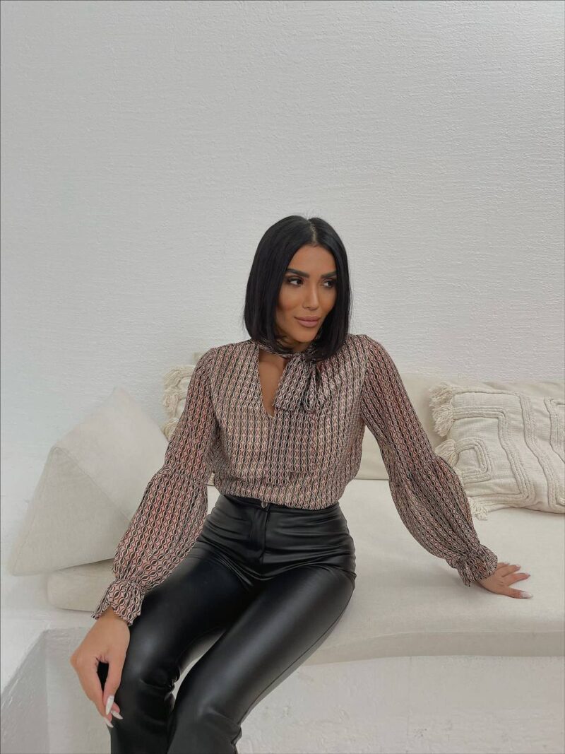 Bluză elegantă cu jabou bej