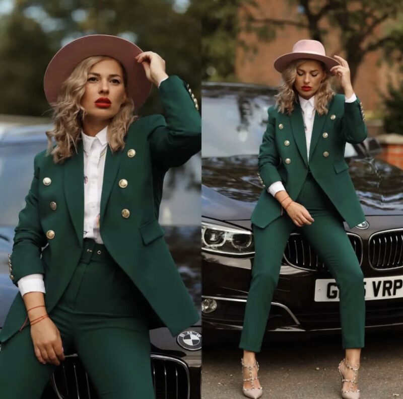 Costum cu sacou și pantaloni cu croială dreaptă și centură inclusă